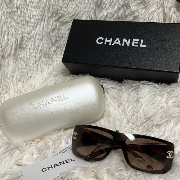 ❤️NWT❤️ Chanel sunglasses, new and never  worn - Picture 2 of 9